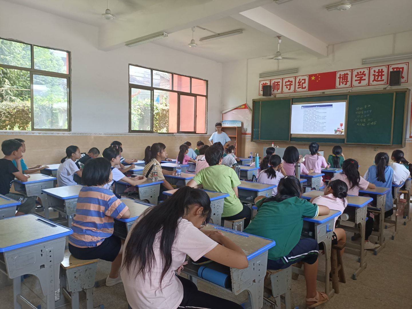 图为小朋友们下粤语小课堂上认真的学习粤语.