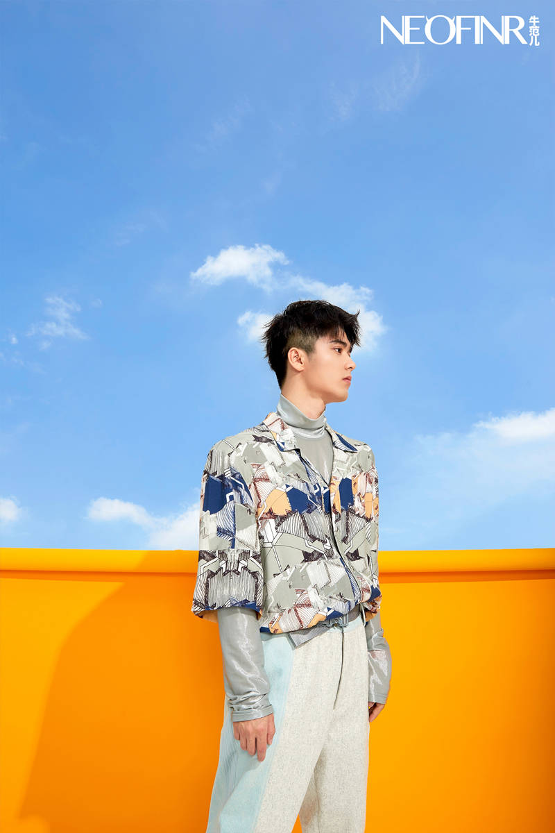 刘奕畅最新时尚大片曝光高级表现力演绎时髦青年穿搭法则