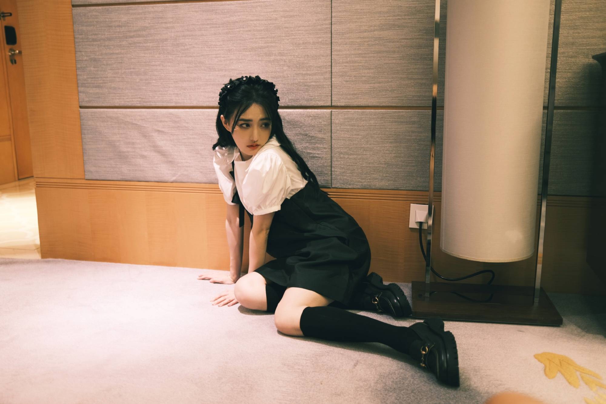 徐璐晒复古风写真 穿黑白拼接连衣裙共舞法式浪漫