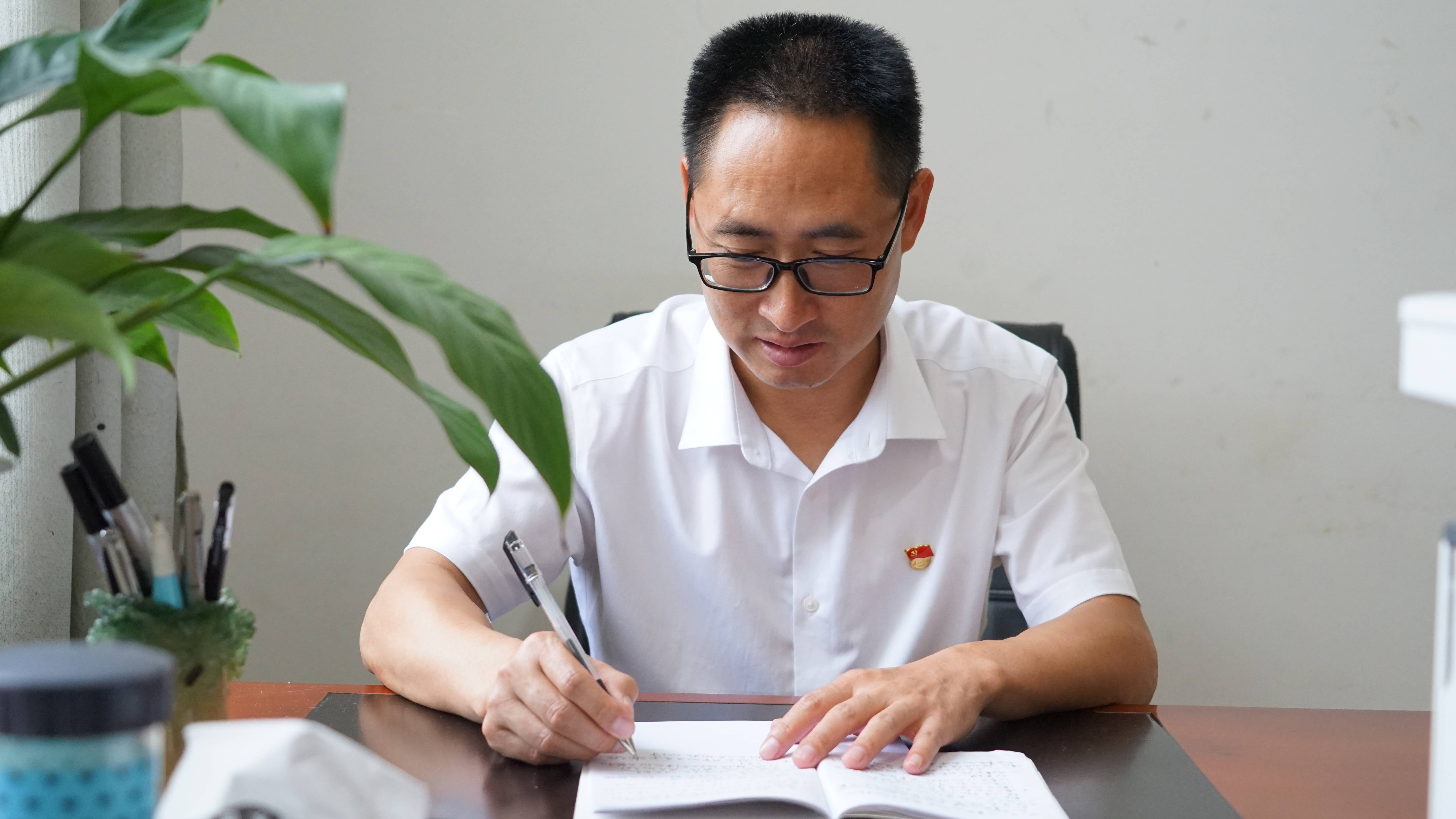 办好人民满意教育 昌宁二中吴雪峰:静心教书 潜心育人