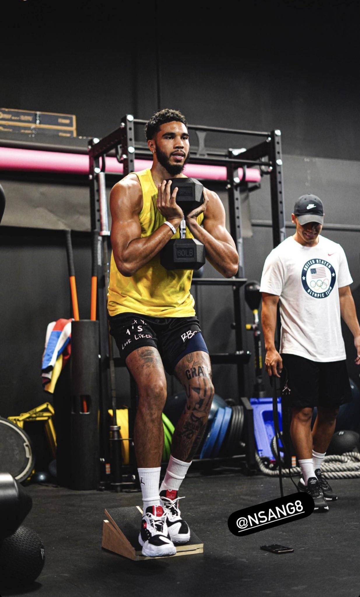 组图:塔图姆晒休赛期训练照 肌肉线条堪称完美