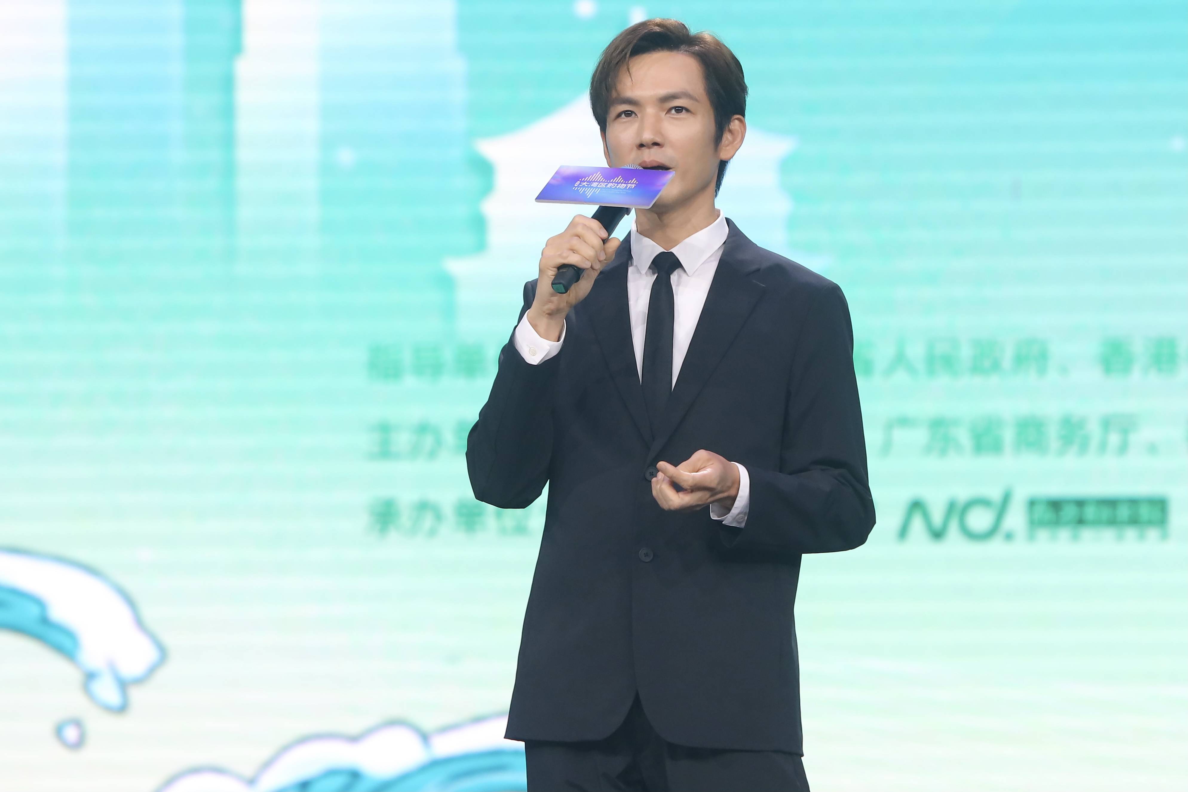 玄反影/图)9月2日,钟汉良在北京出席某商业活动,身着黑色西装的他显得