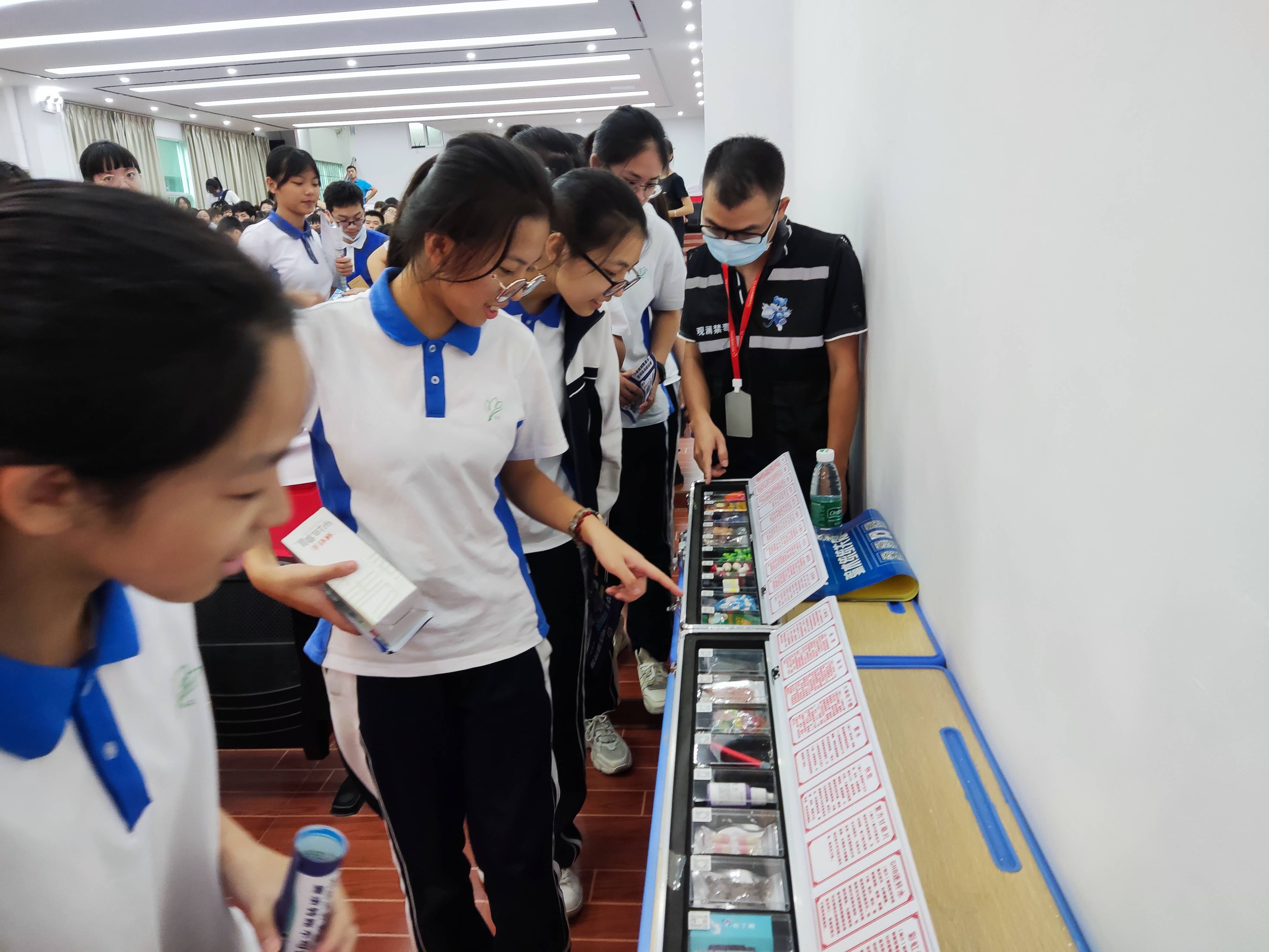 观澜街道走进明瑞高级中学开展禁毒反诈开学第一课