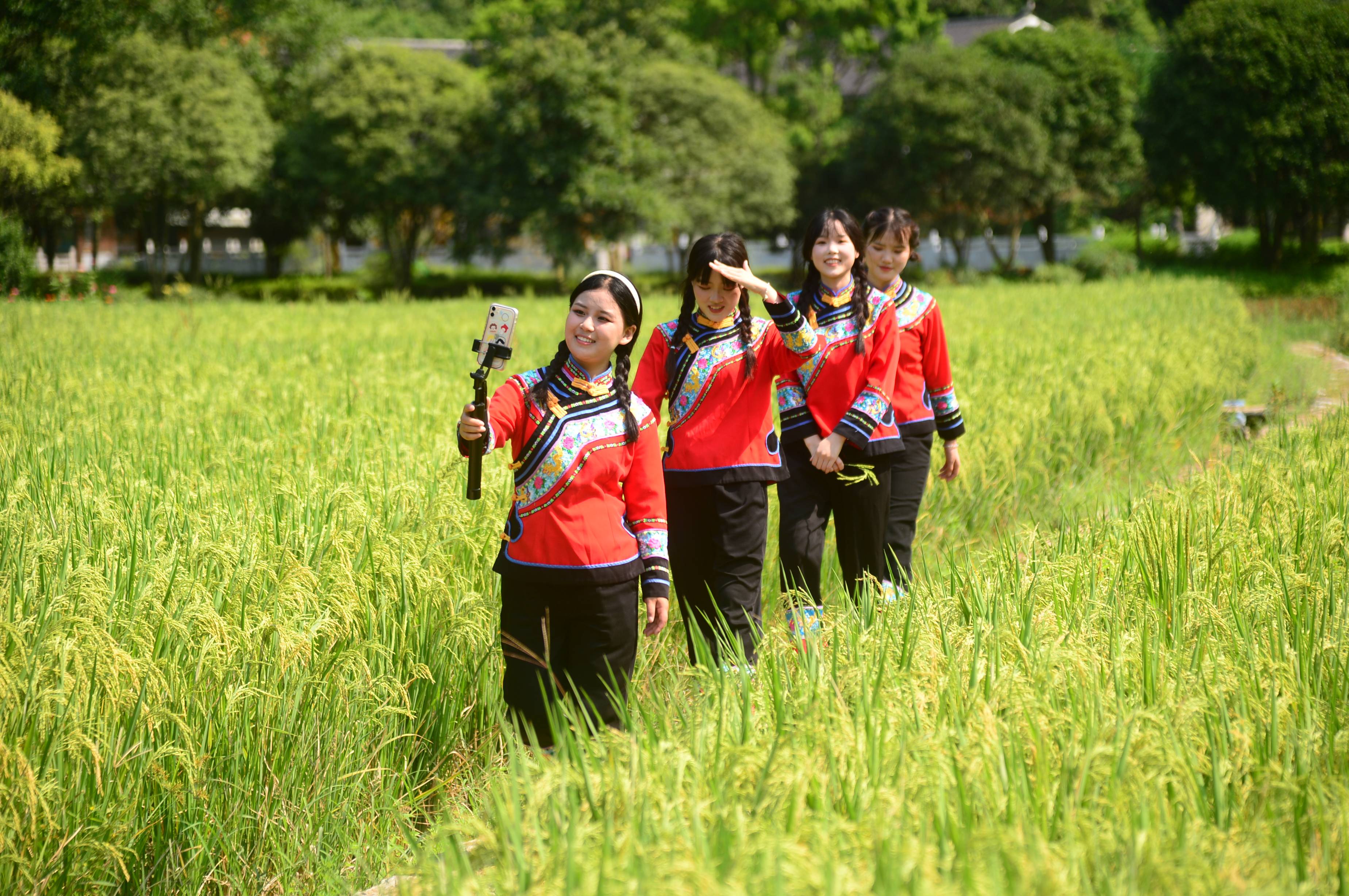 风景美女真实图片