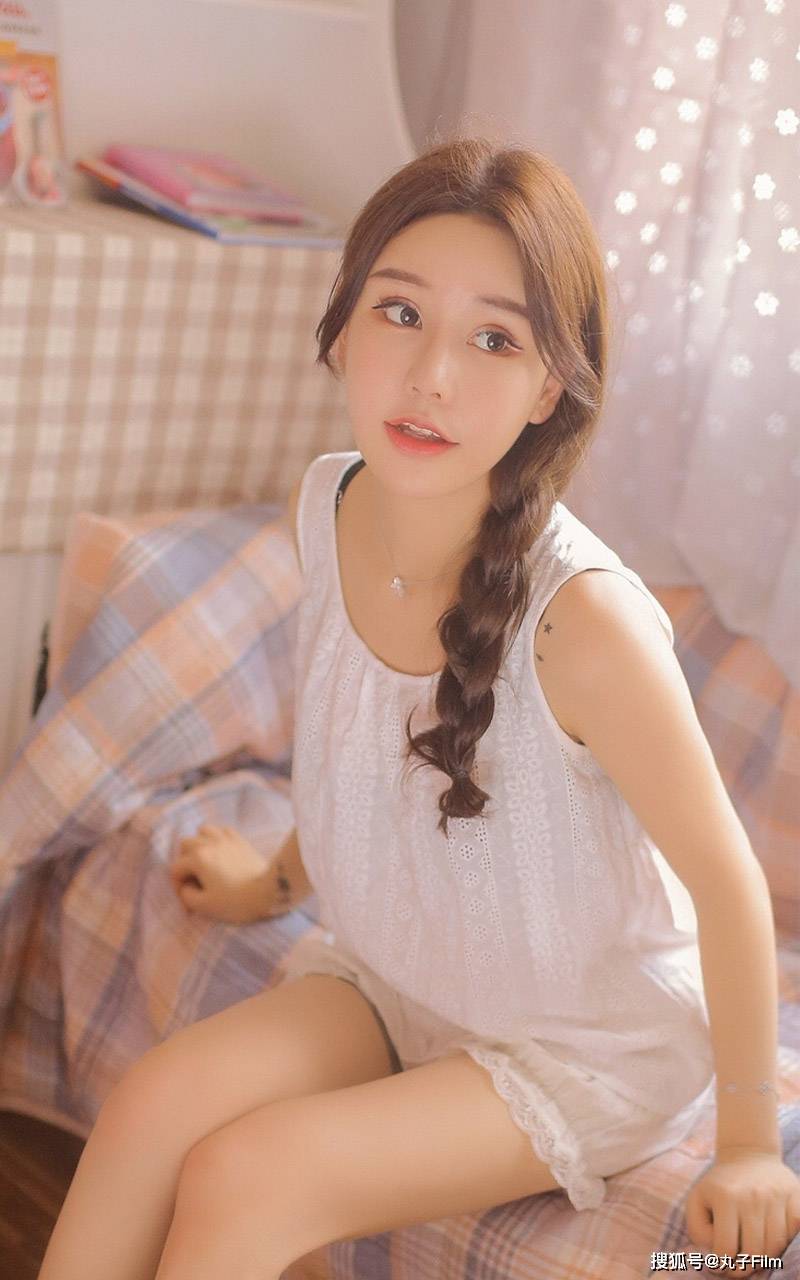性感美女时尚写真:阳光下的麻花辫小姐姐,清纯可爱养眼迷人!