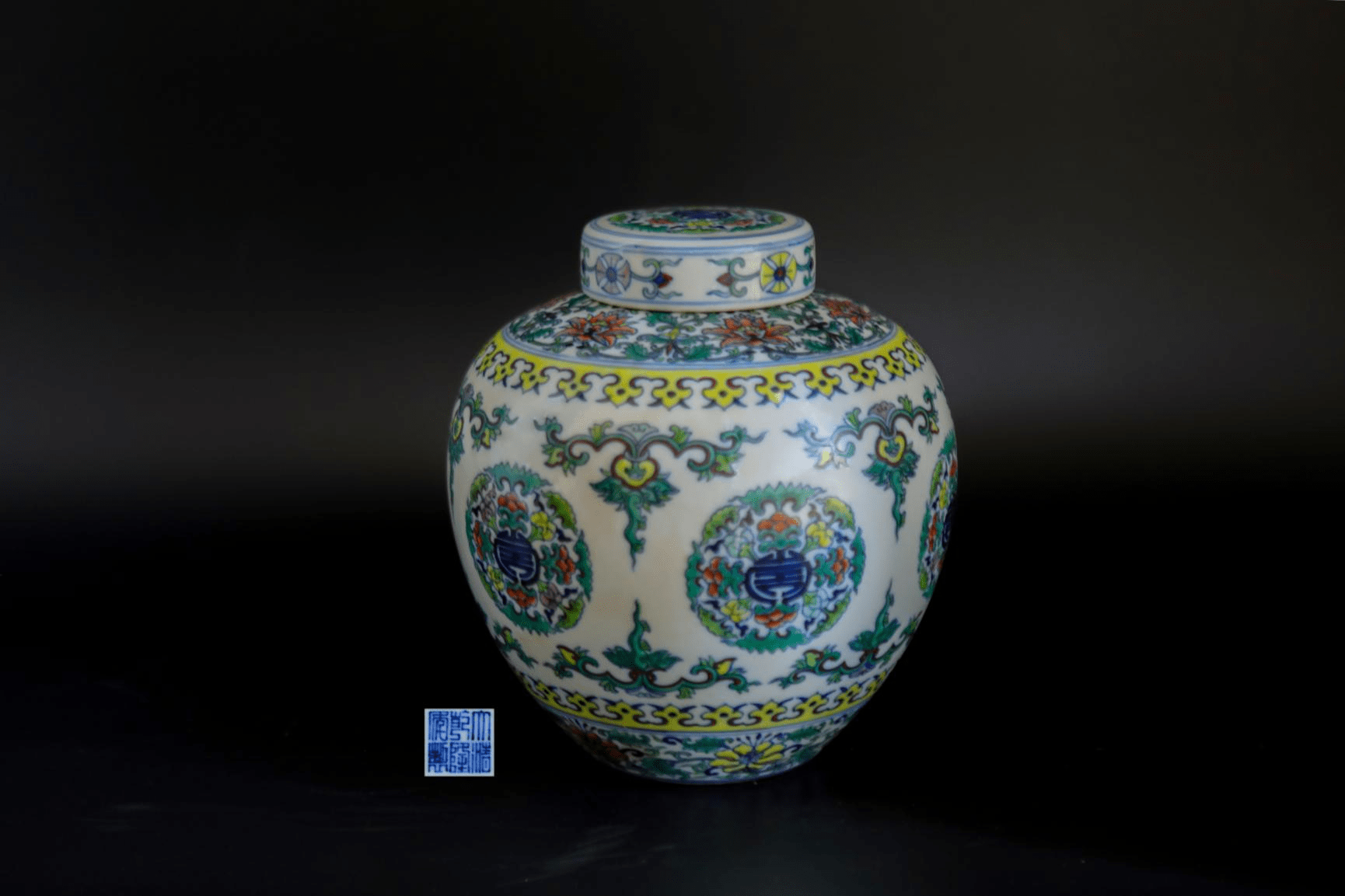 清·乾隆青花斗彩团寿纹盖罐