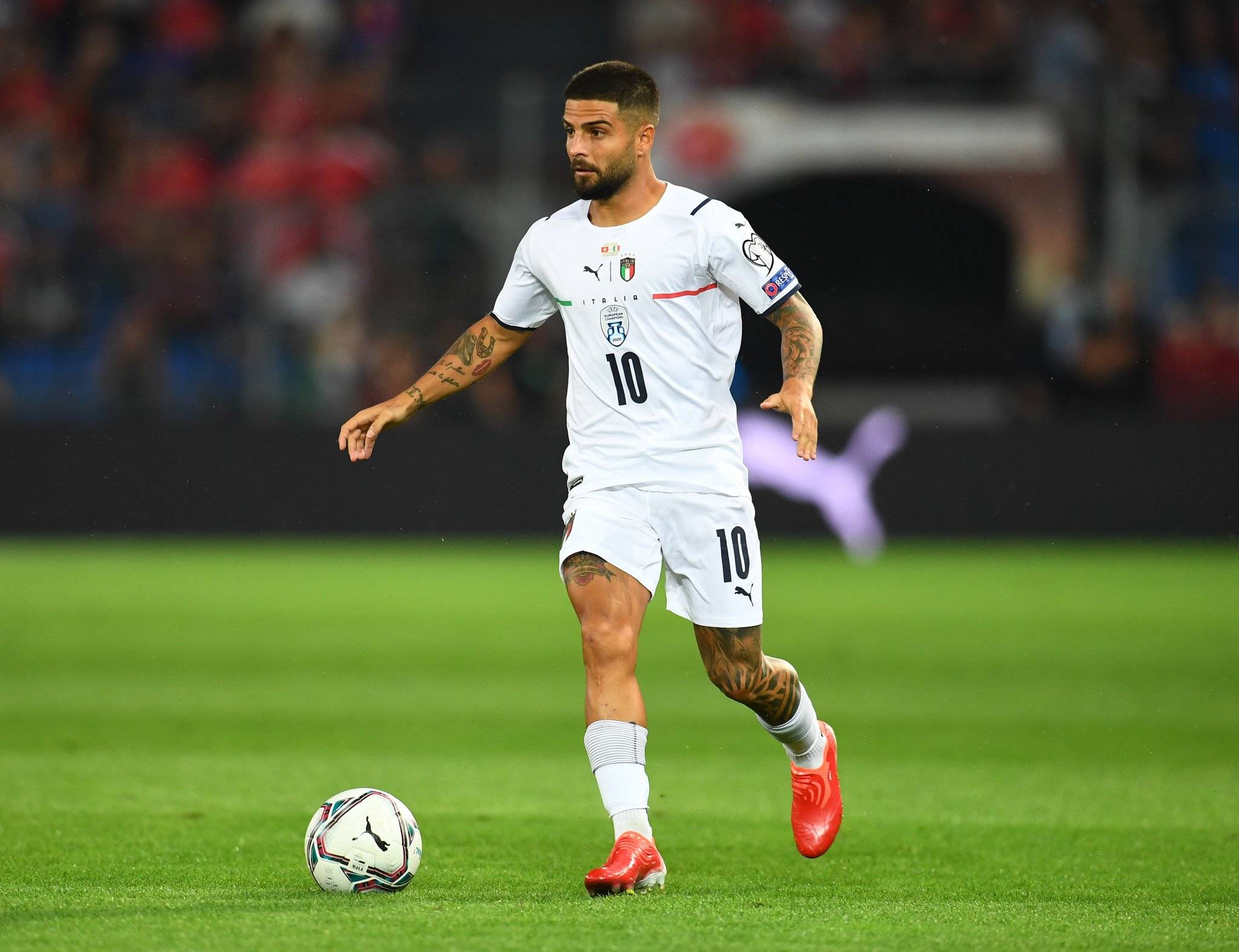 高清图:曼奇尼场边表情严肃 因西涅沉稳带球