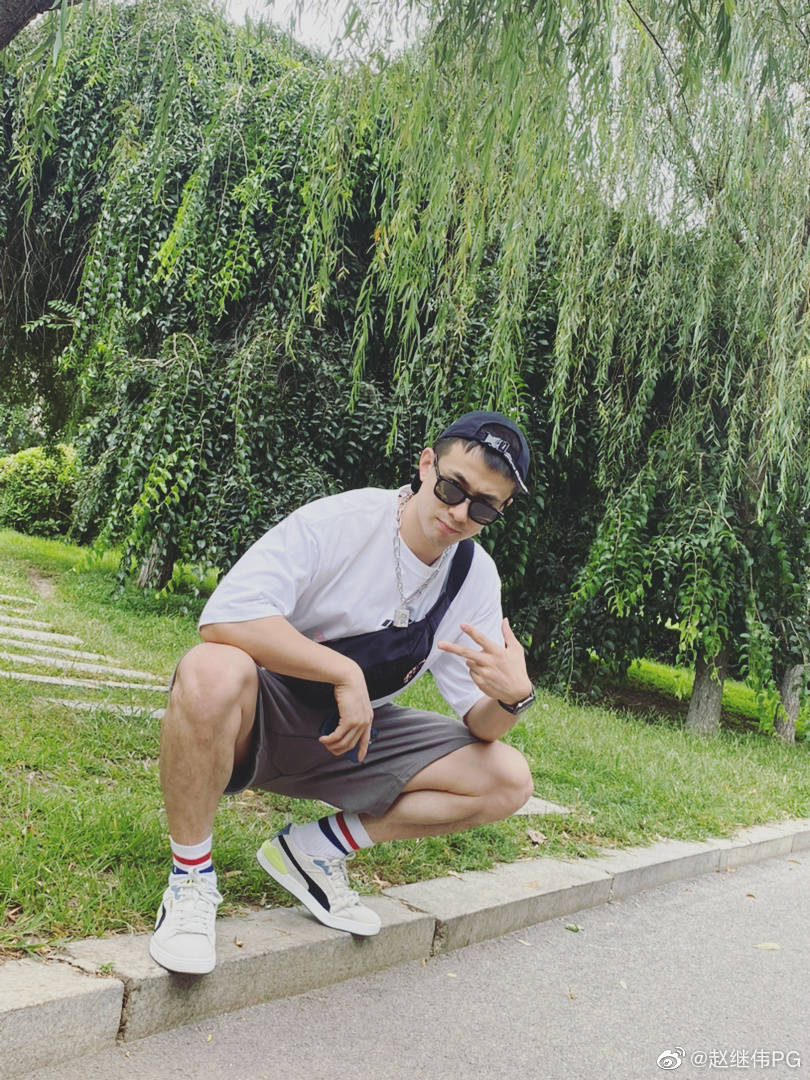 组图赵继伟晒游玩帅照卡丁车实弹射击样样行