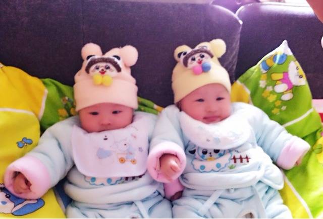 新生儿双胞胎图片真实图片