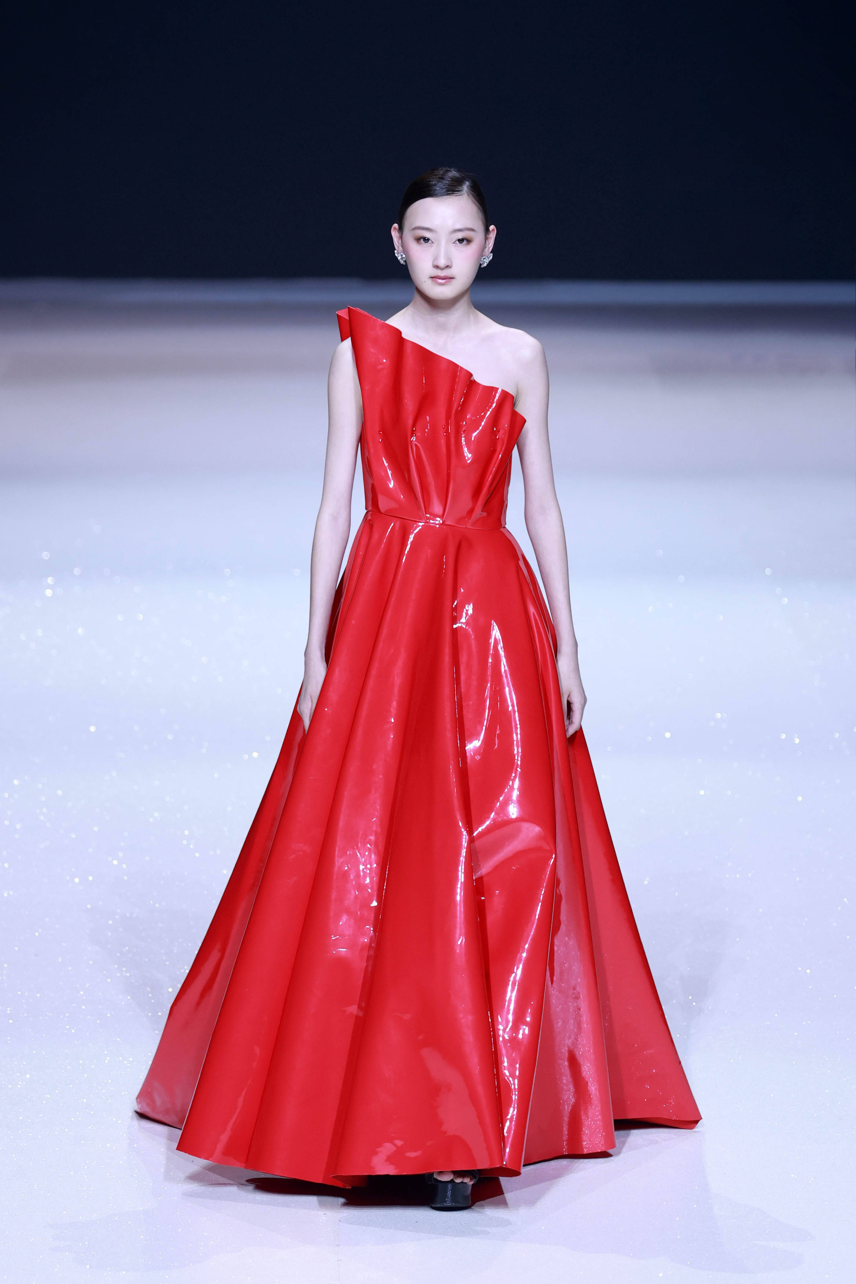 时装|服装设计师蔡彪在京举行“插画幻镜”时装发布