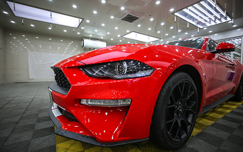 红色的福特野马如此霸气当然要贴车衣来保护