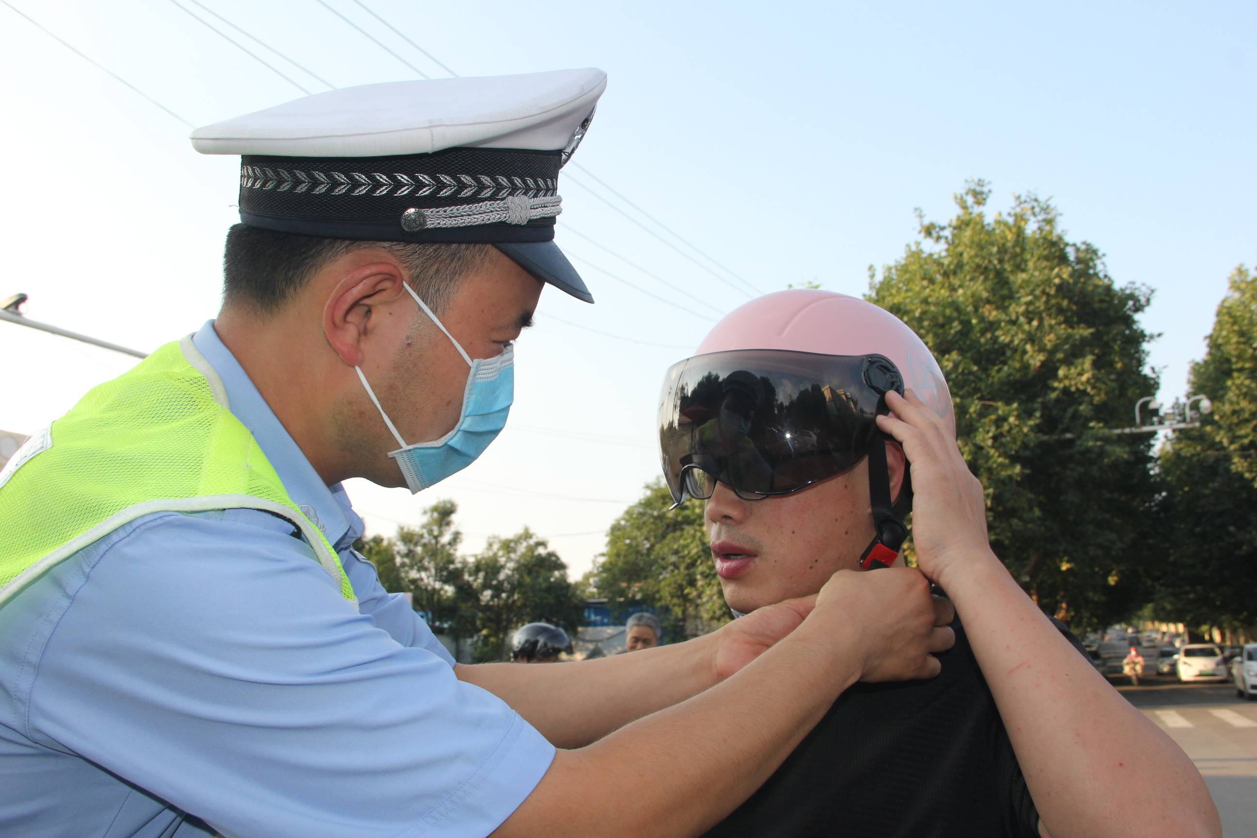 费县交警组织志愿者开展爱心头盔发放服务活动