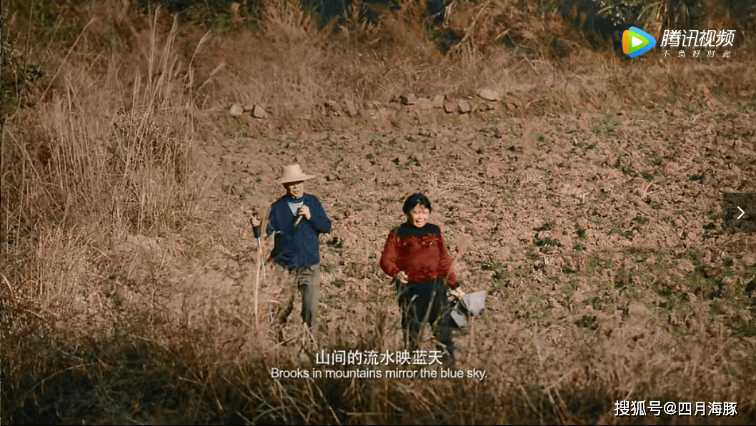 四个春天姐姐去世爸爸用拐杖在坟前写着女儿的名字