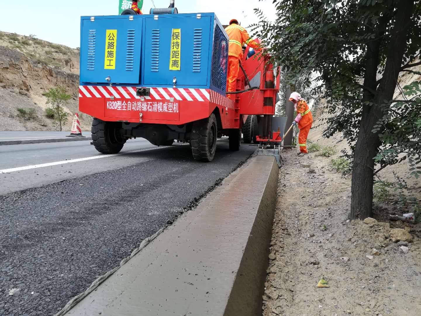 路緣石滑模機施工步驟_混凝土