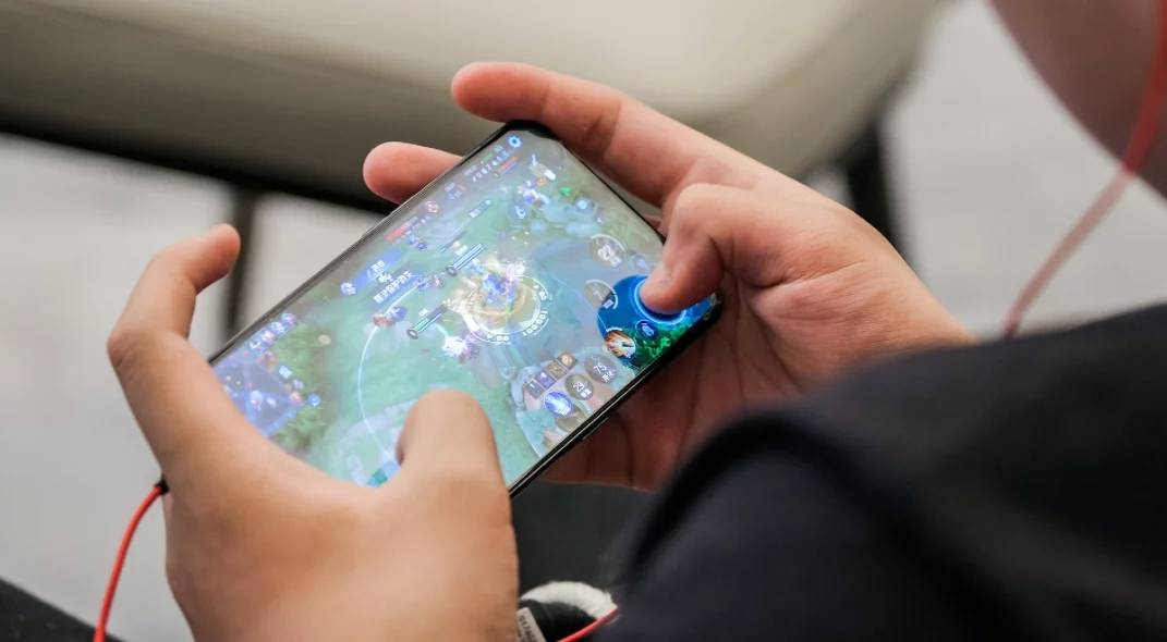 原创姐妹玩游戏入迷被限制上网时间后竟然选择跳楼