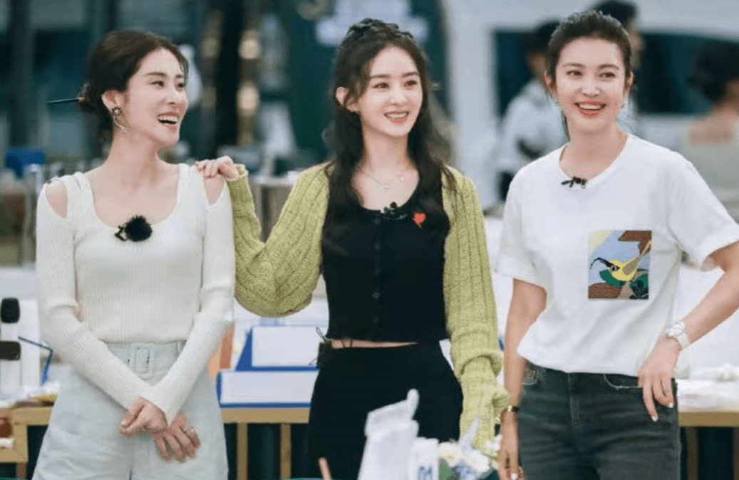 赵丽颖最新路透曝光,头戴蝴蝶结超显年轻,回归中餐厅满脸笑意