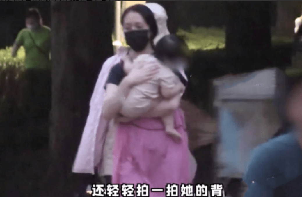小腹|郭碧婷带女儿外出被拍,稍显吃力仍亲自抱娃,小腹微隆被疑怀二胎