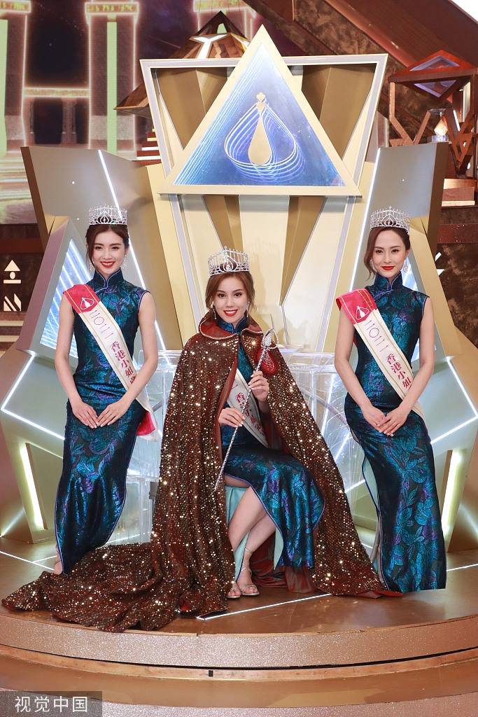 1/ 12 搜狐娱乐讯 9月13日,2021香港小姐竞选总决赛颁奖环节,宋宛颖夺