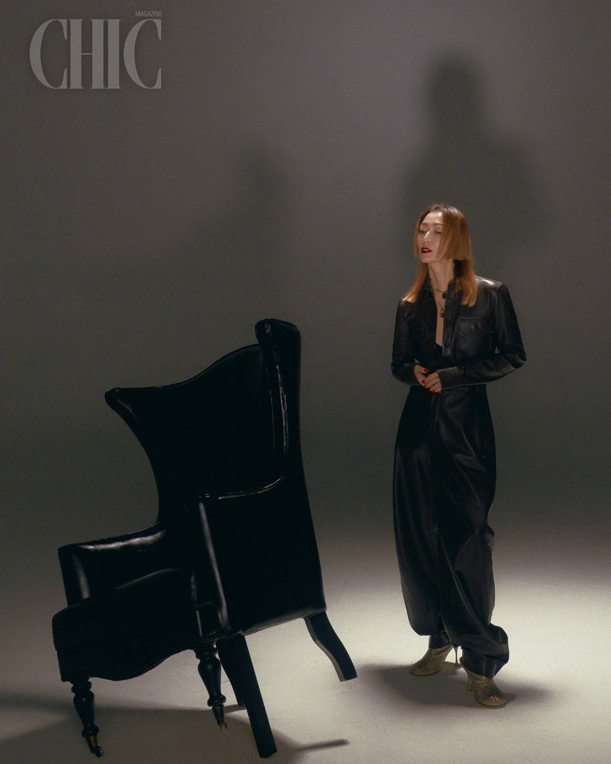 郑秀文新封面大片释出 穿衬衫黑丝配红唇制服诱惑