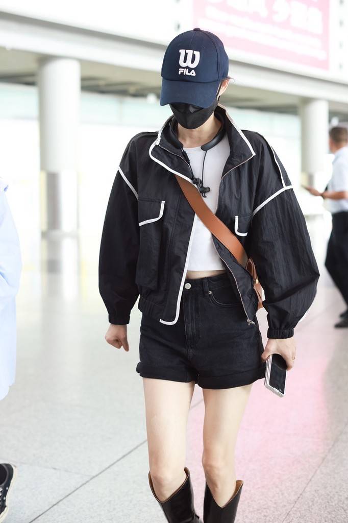 王丽坤身着黑色棒球服外套精神有活力