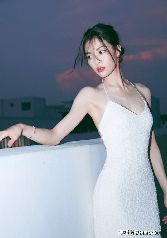 漂亮|又被钟楚曦美到了！置身顶楼拍大片好漂亮，穿吊带裙尽显曼妙身姿