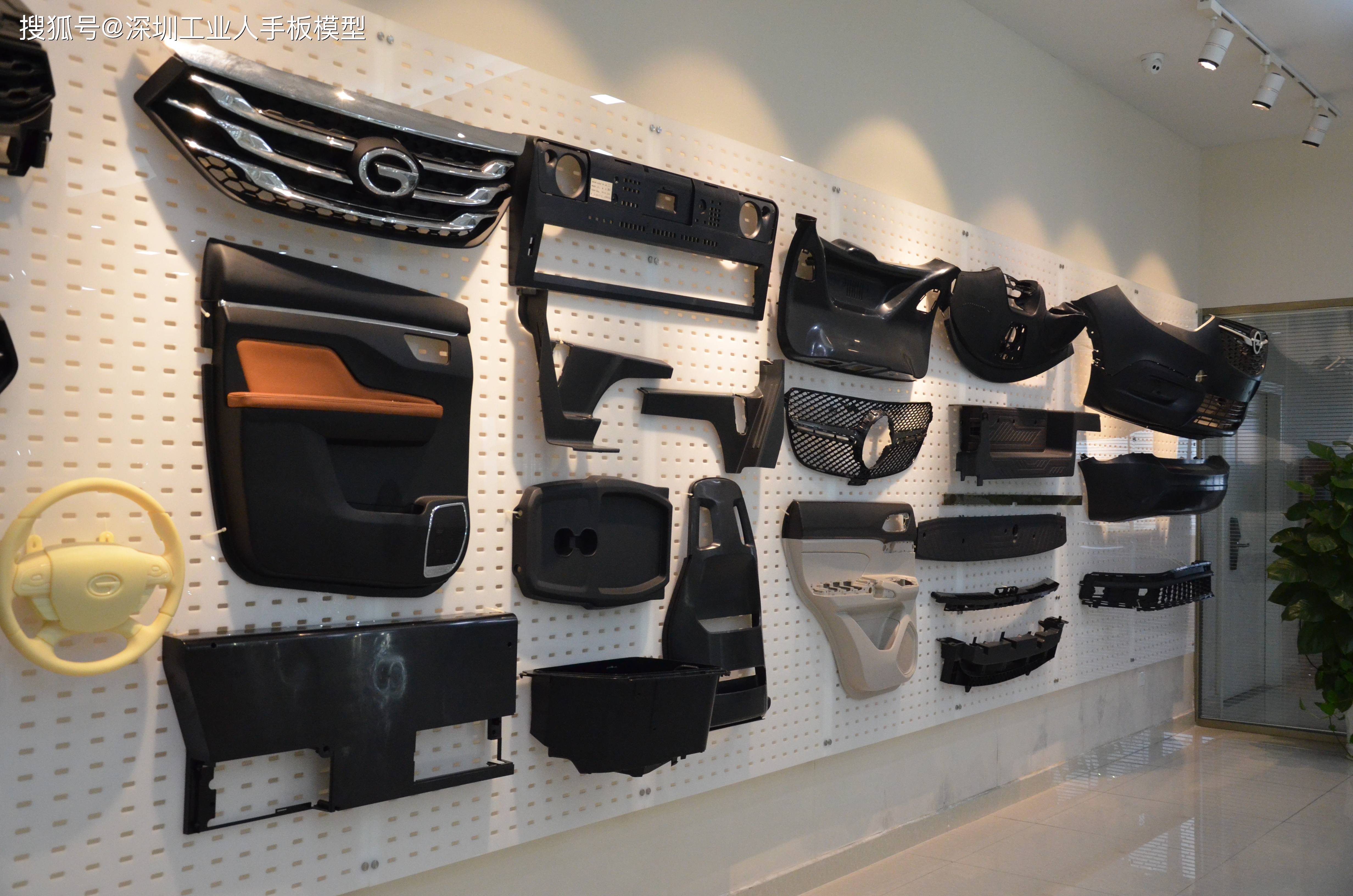 这样的汽车模型展具不比车模更吸引人吗?