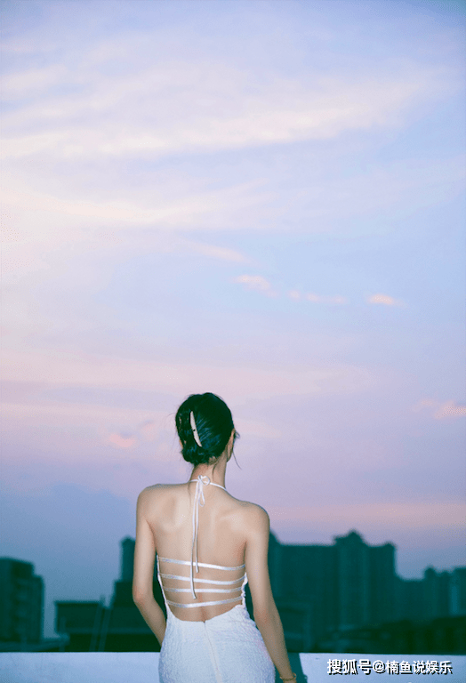 漂亮|又被钟楚曦美到了！置身顶楼拍大片好漂亮，穿吊带裙尽显曼妙身姿