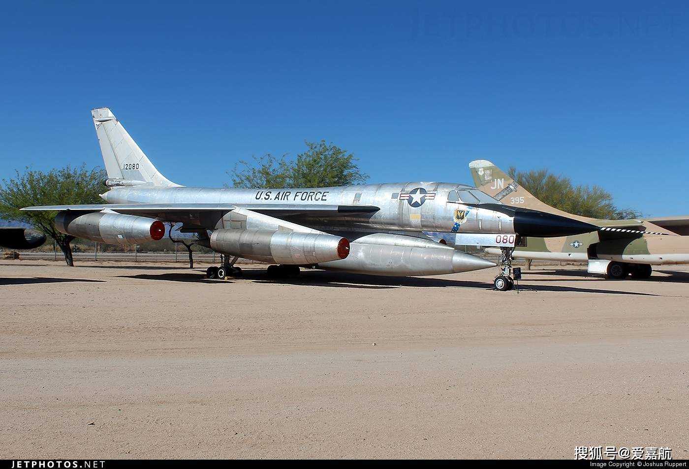 康维尔b-58"盗贼"三角翼超音速战略轰炸机