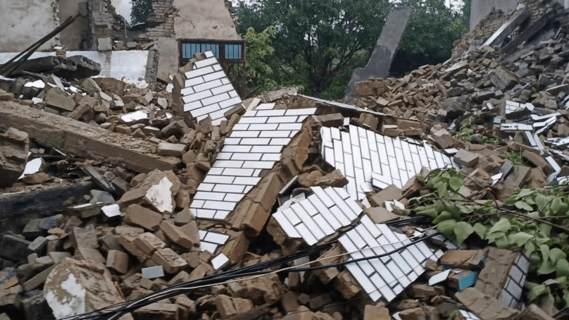 瀘縣地震造成3死88傷,地震又遇暴雨,多處房屋倒塌