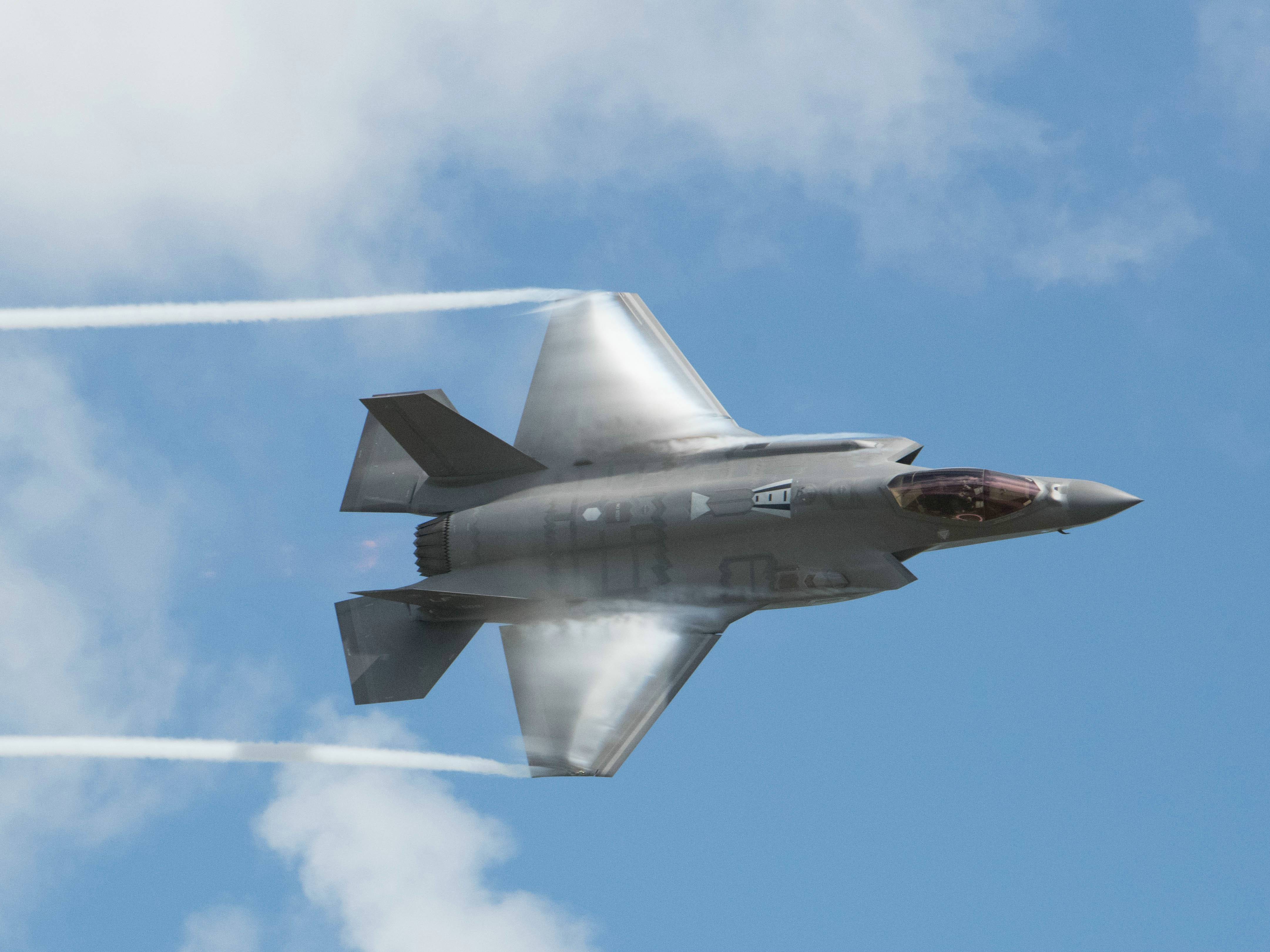 未雨绸缪:美军演练救助"受伤"的f-35战机精英飞行员_美国