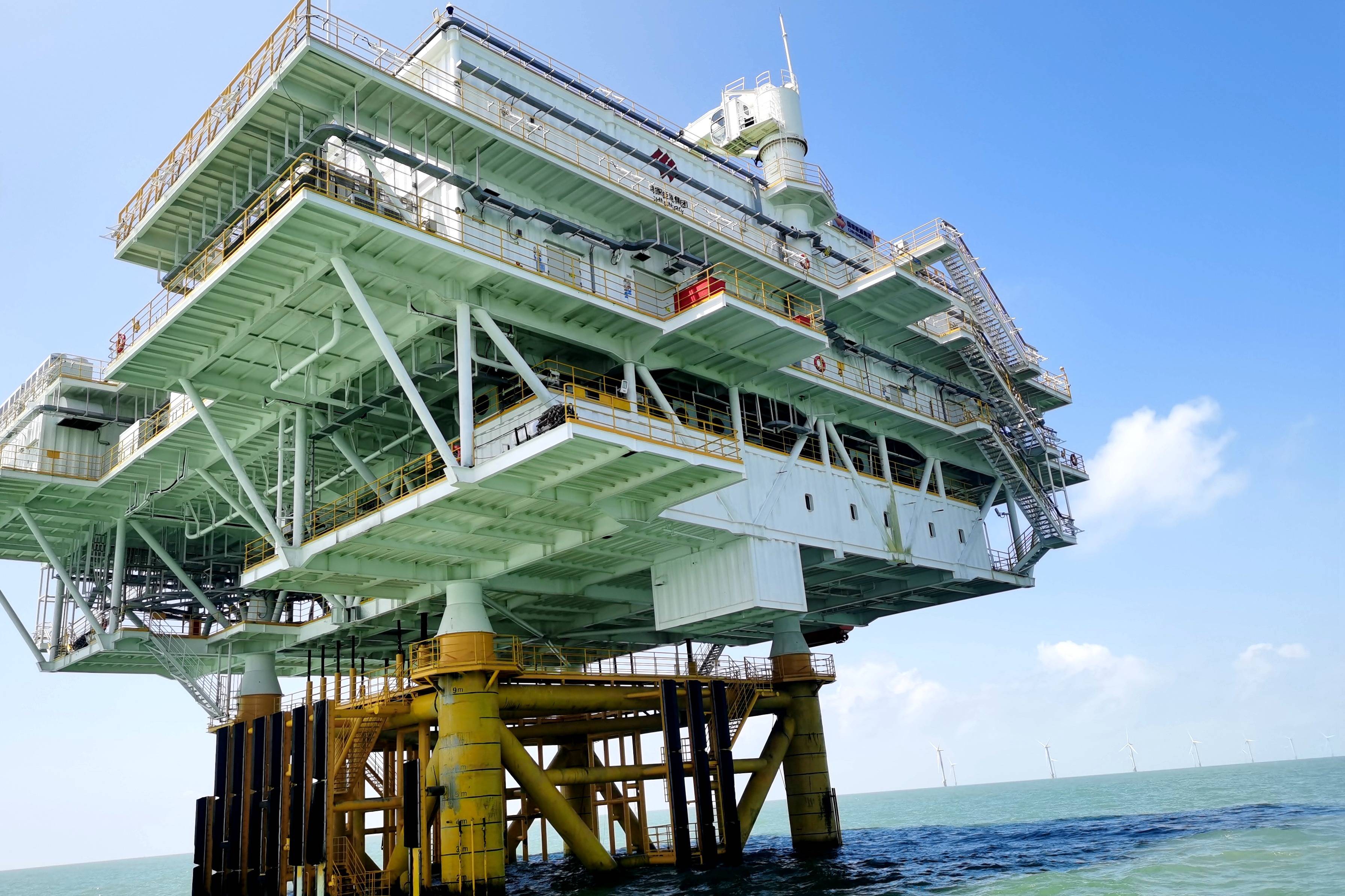 架起海上通信网盐城移动龙源风电海上基站开通