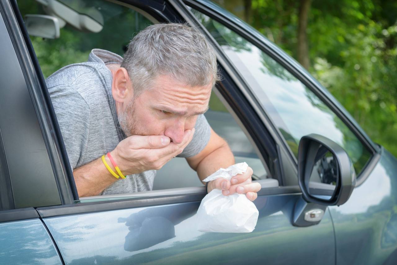 恶心,冷汗,甚至呕吐的现象… 人们常说的晕车,医学上叫做『晕