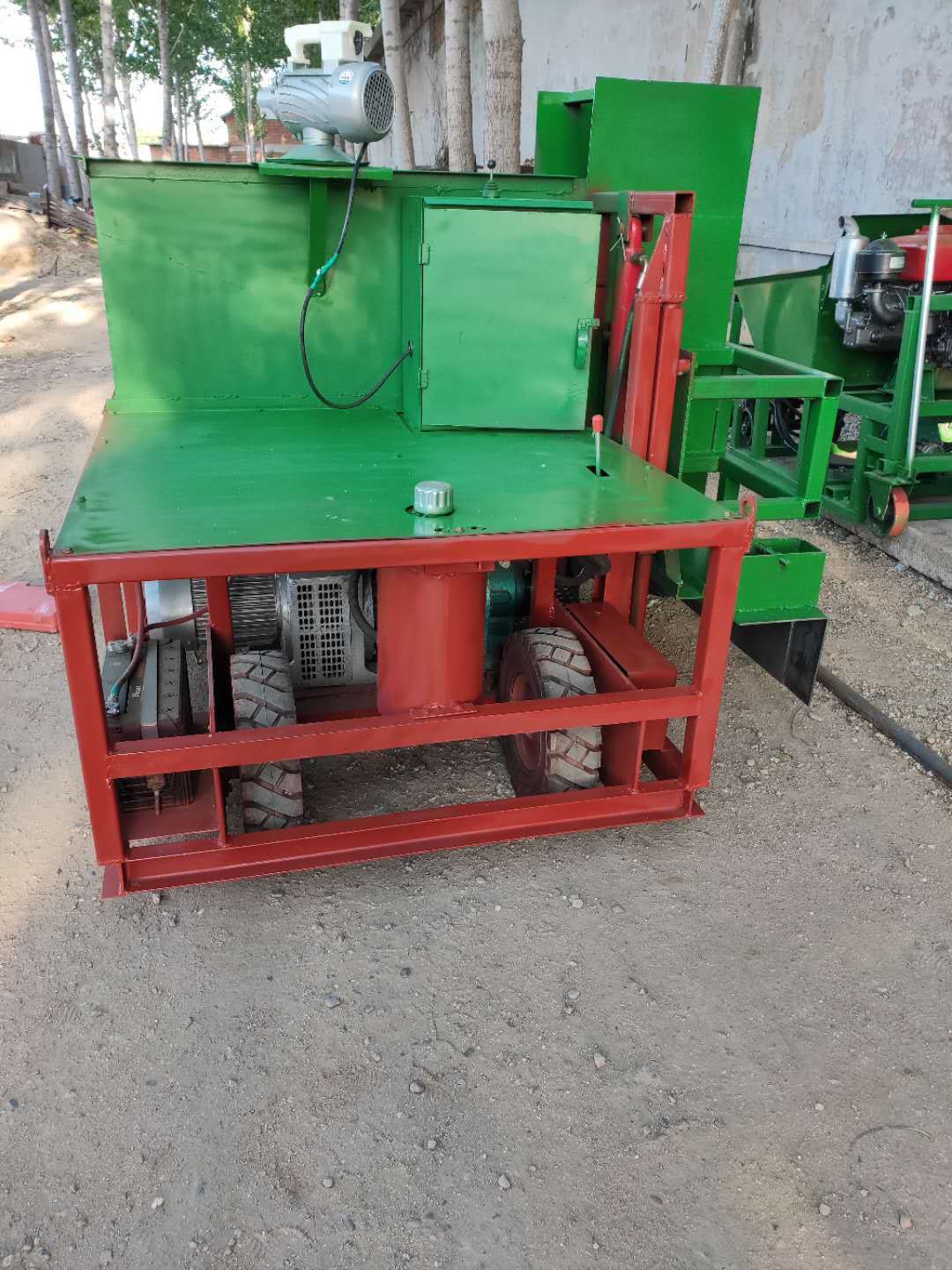 小型路缘石滑模机常见种类和优缺点