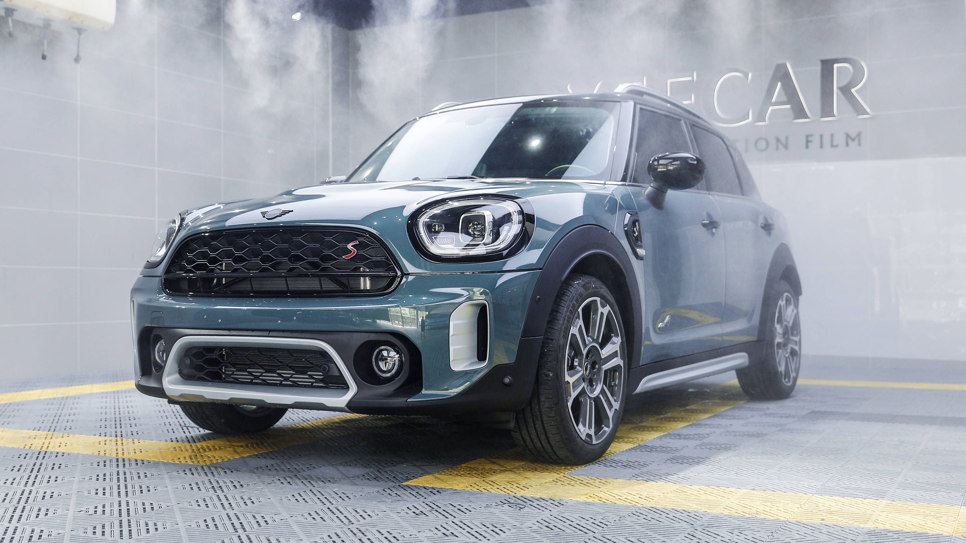 贴了隐形车衣的灰蓝色宝马mini