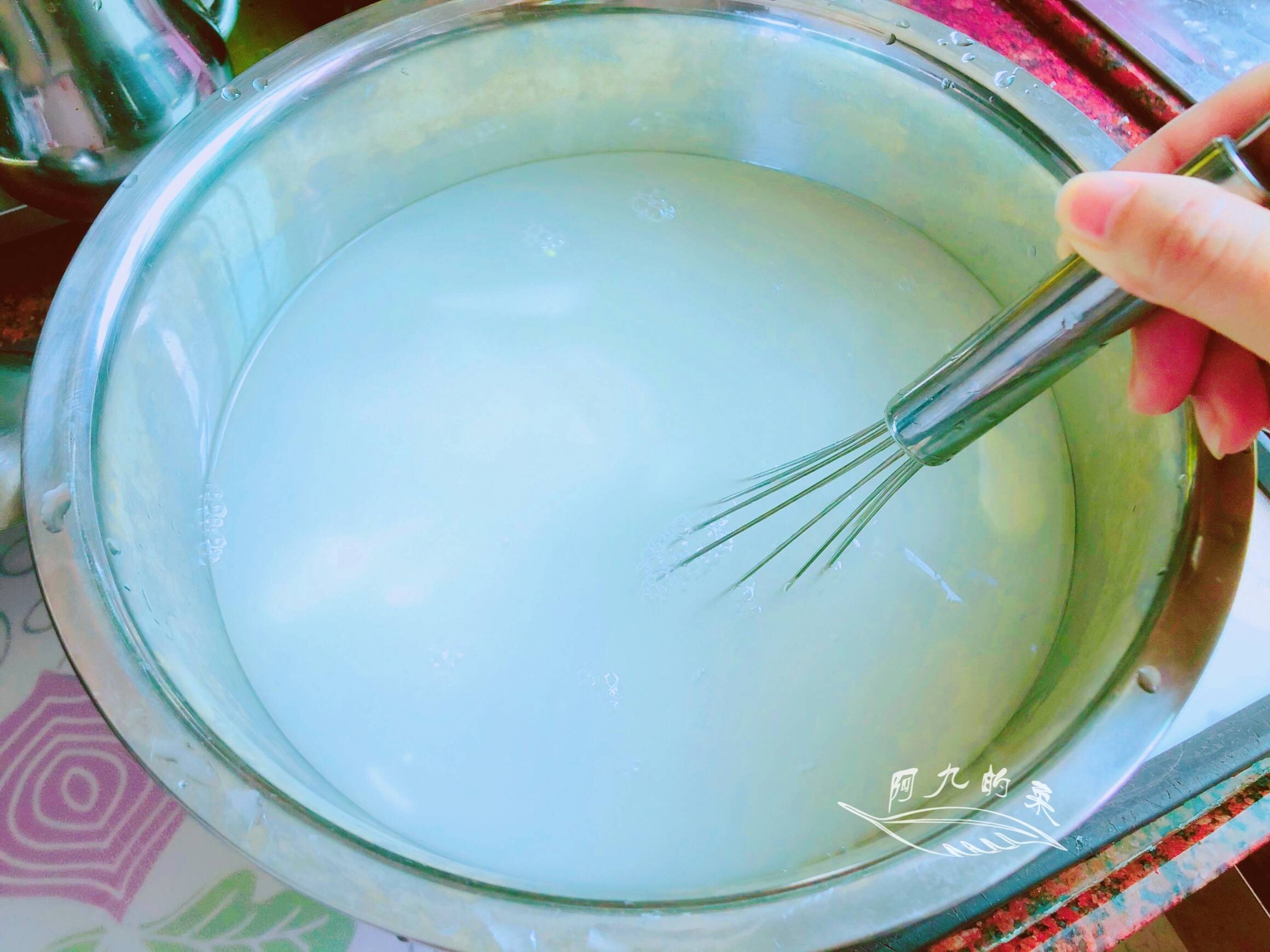 4,然后把姜薯留下,把粉浆水下锅开大火煮沸,煮的时候要一边搅拌,这样