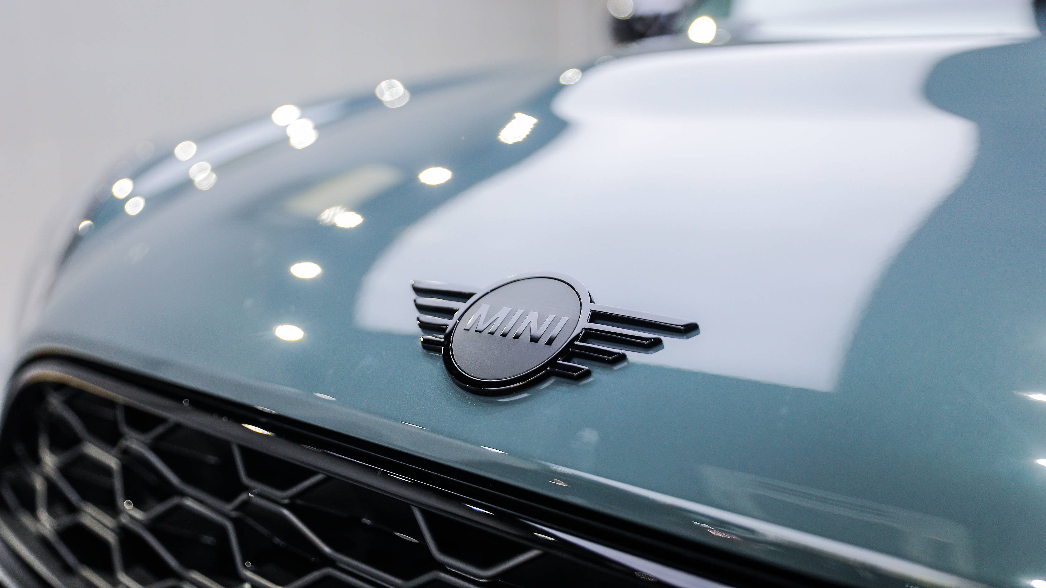 贴了隐形车衣的灰蓝色宝马mini