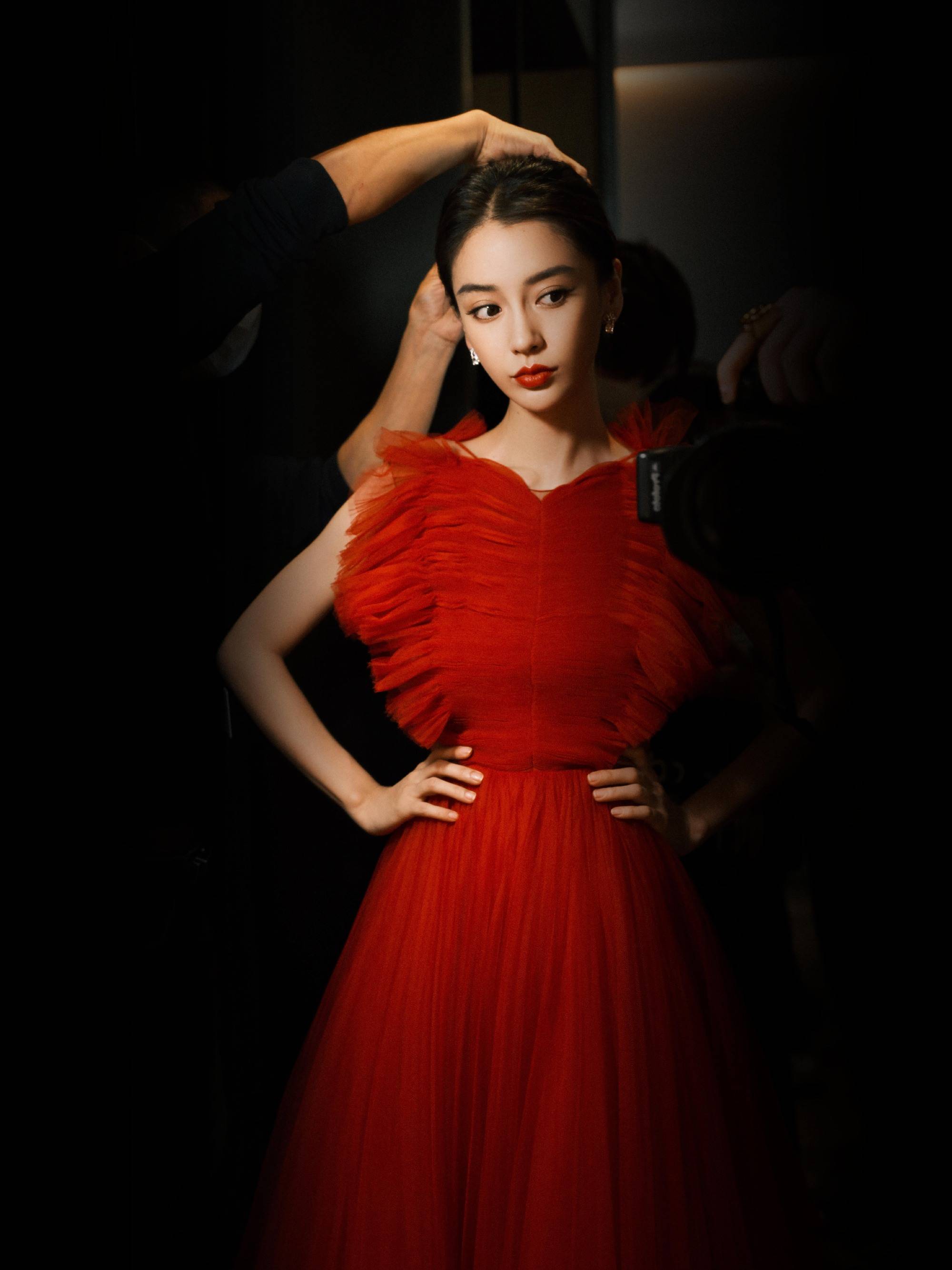 冻龄女神莫过于赵雅芝和许晴了！同穿大红裙，有一种超越年龄的美_身材