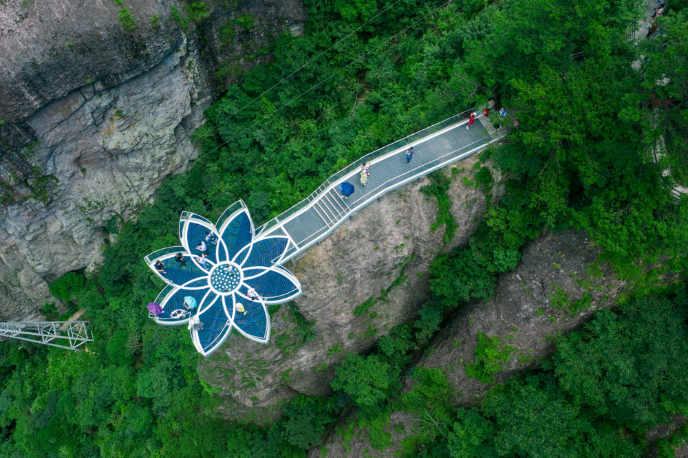 站在莲花台上远眺观音峰,这是神仙居一处非常奇特的网红打卡点,形态