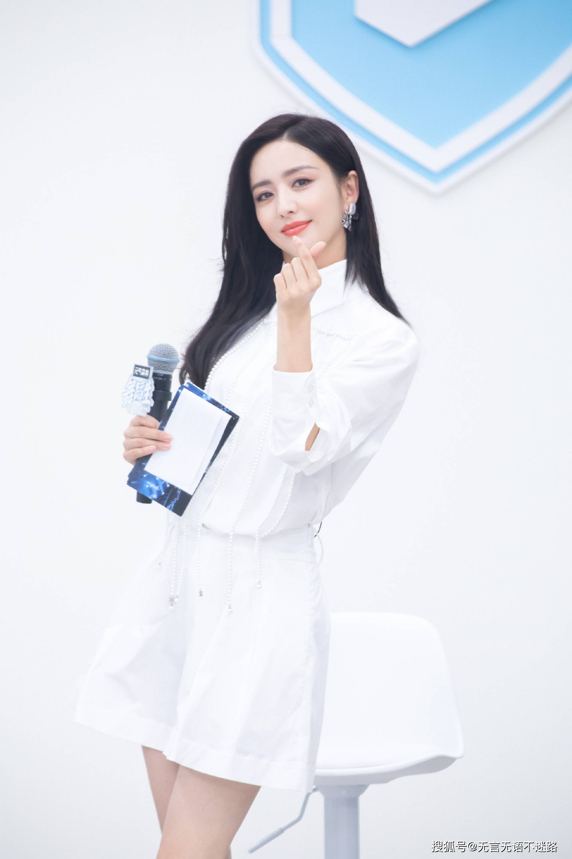 白色|丫丫真的是太适合穿白色衣服了， 绝美！