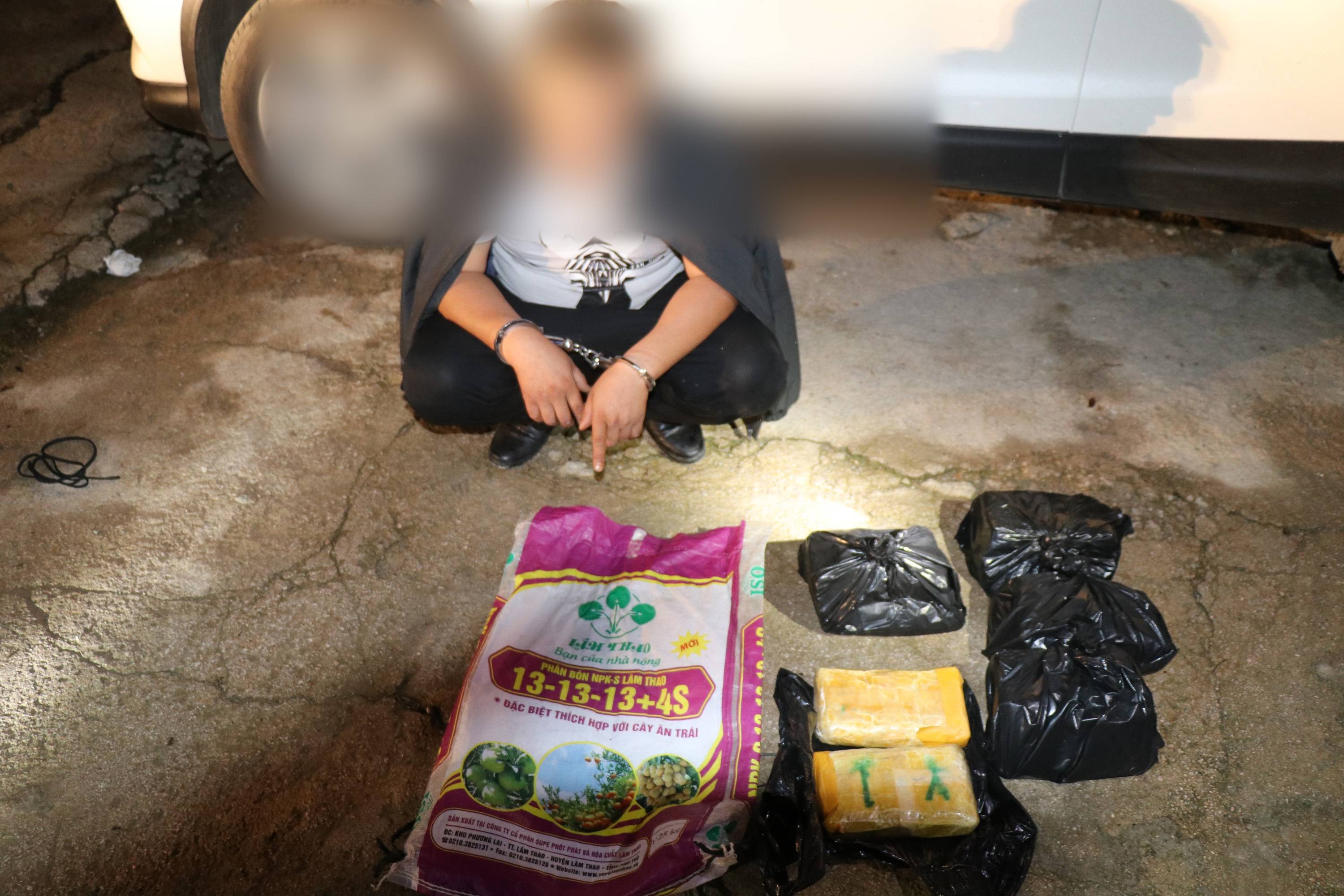 云南文山:毒贩凌晨运毒6.488公斤,难逃禁毒雄关