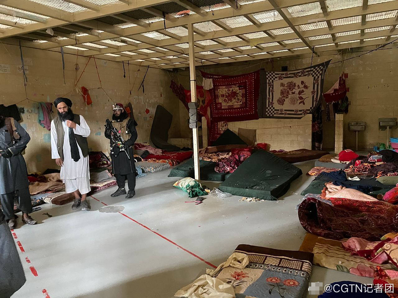 1/ 12 位处阿富汗帕尔万省的巴格拉姆监狱,曾是驻阿美军关押武装人员