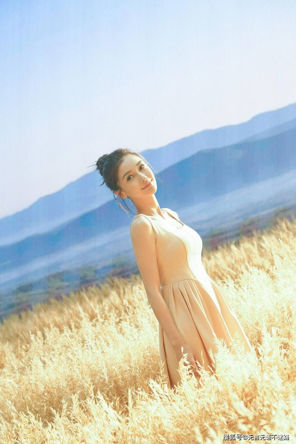 麦田 Angelababy，身着麦色连衣裙，在麦田中清新养眼