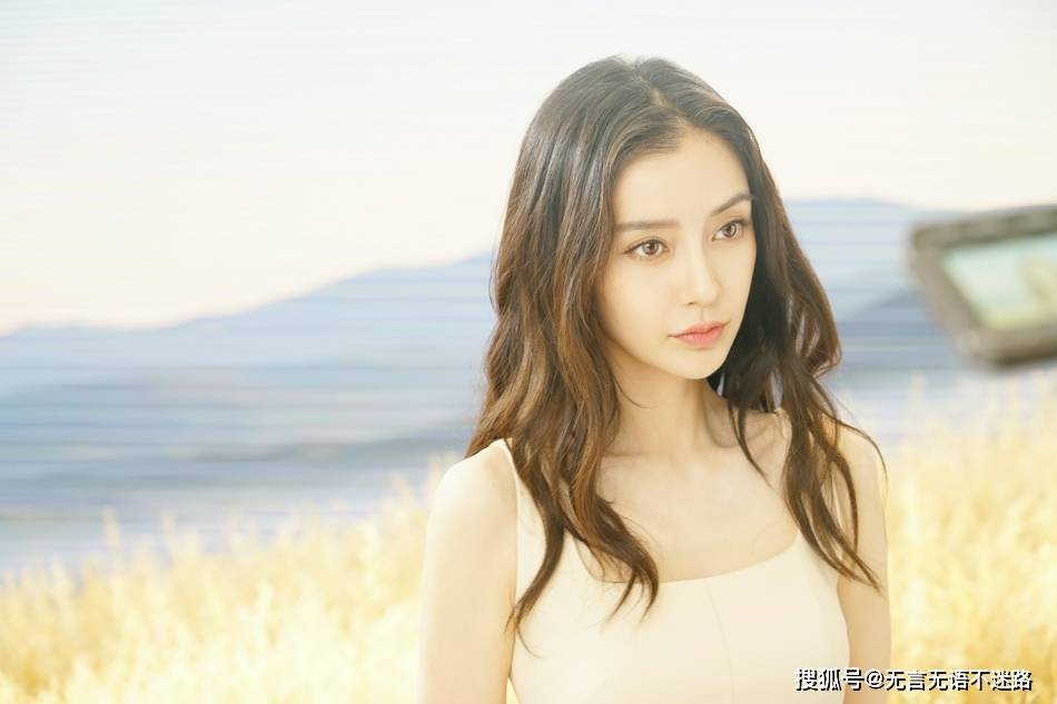 麦田 Angelababy，身着麦色连衣裙，在麦田中清新养眼