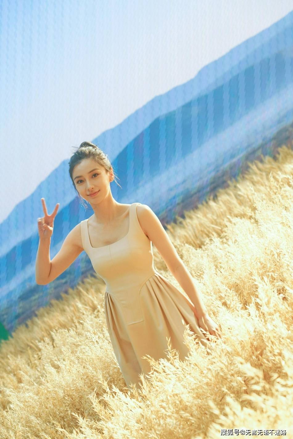 麦田 Angelababy，身着麦色连衣裙，在麦田中清新养眼