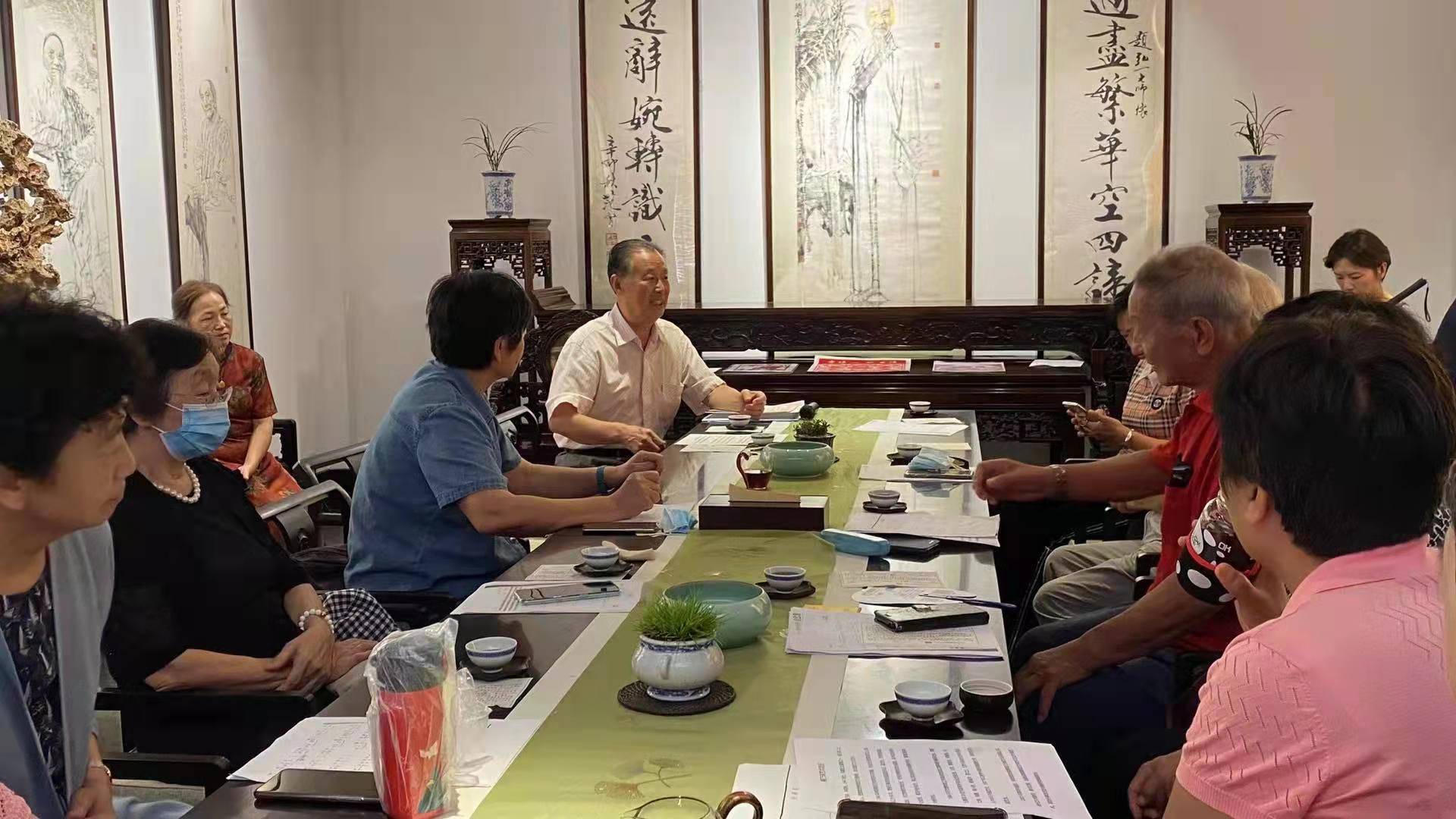 市南区珠海路街道澳门路社区召集部分老年居民在青岛三生缘艺术品有限