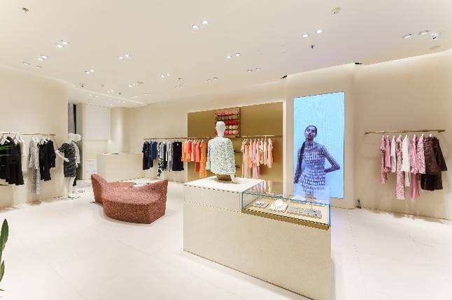 花呢 ST. JOHN上海外滩金融中心BFC精品店焕新揭幕