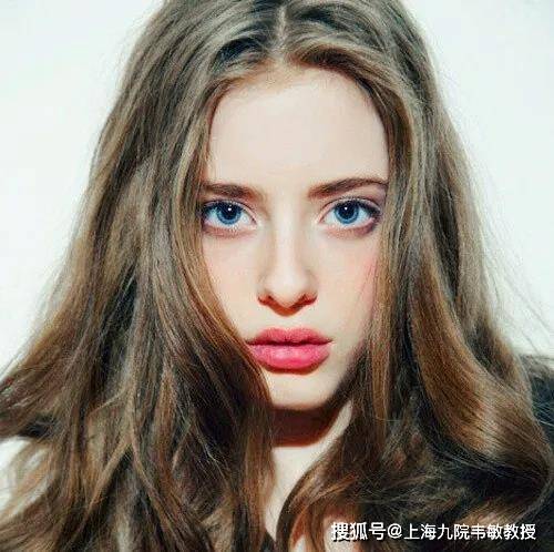 它是由于鼻翼软骨发达,鼻翼脚过大等因素造成的,可能需要进行盒型鼻头