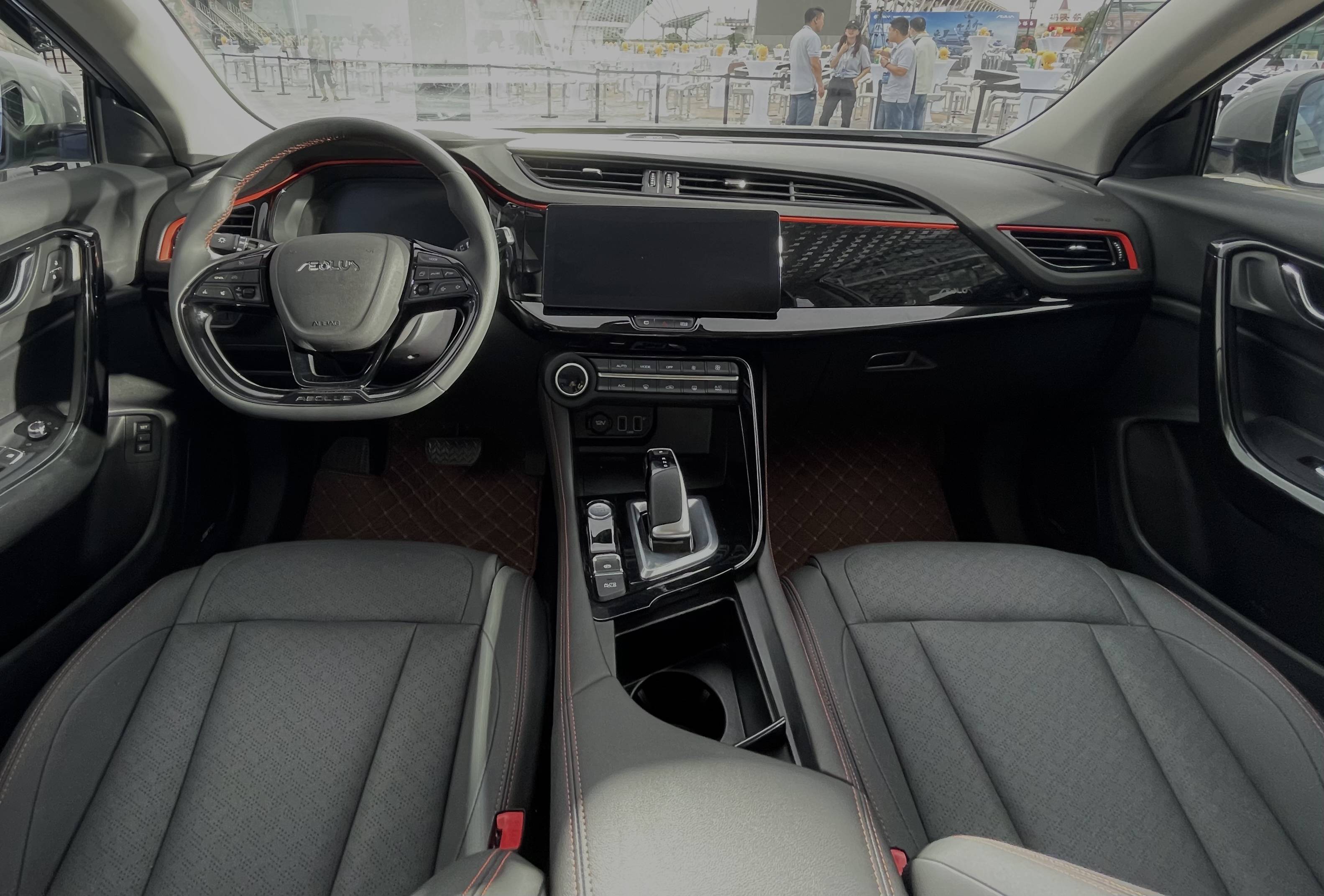 风神ax7马赫版相比风神ax7 pro,内饰的配色与外观更统一,同时中控屏的