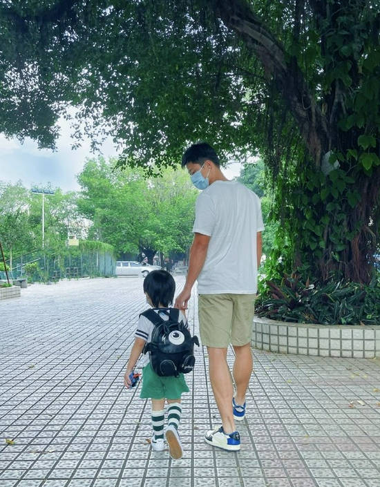 苏炳添晒与儿子背影照 发文称“感情是要培养的”
