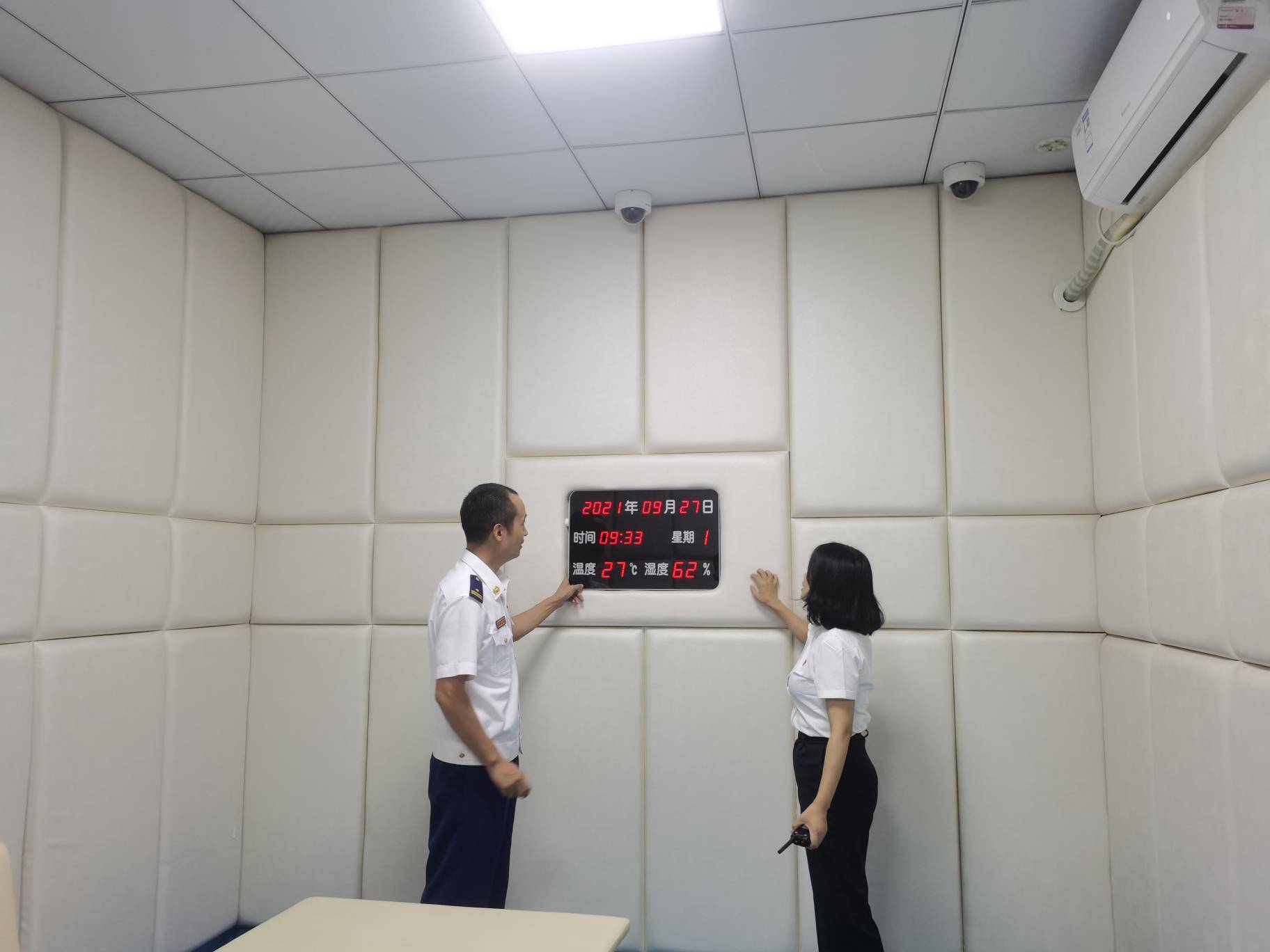 消防设施是否完好,电气线路敷设是否规范等情况,并就询问室等重点部位